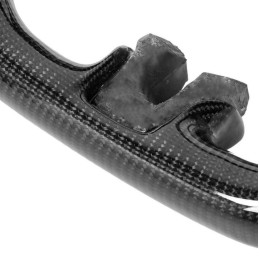 Karbonový volant z kůži a červením prošitím