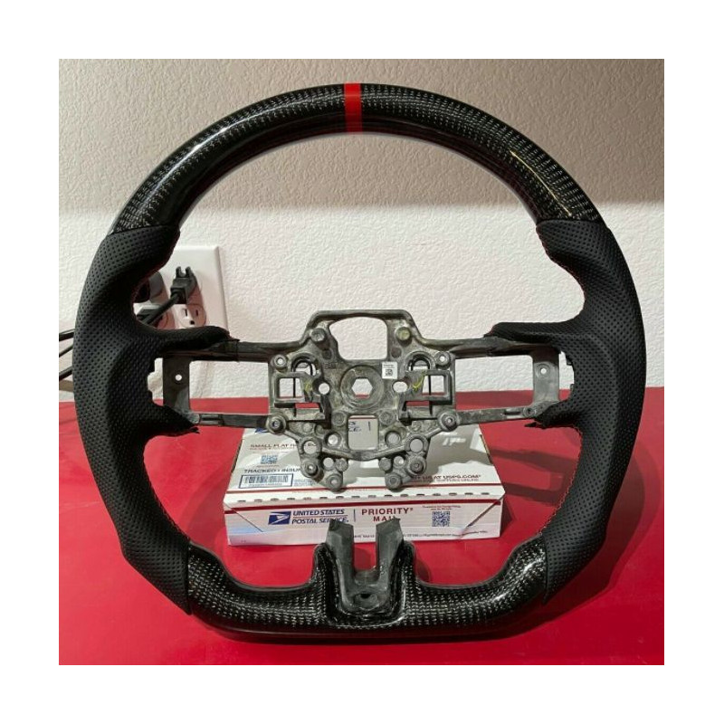 Karbonový volant z kůži a červením prošitím