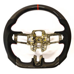 Karbonový volant z kůži a červením prošitím