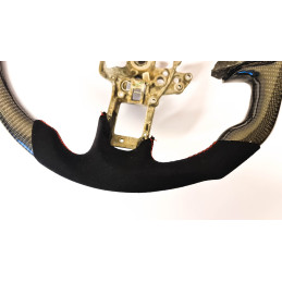 Karbonový volant s alcantarou a červením prošitím