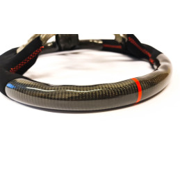 Karbonový volant s alcantarou a červením prošitím