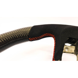 Karbonový volant s alcantarou a červením prošitím