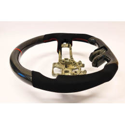 Karbonový volant s alcantarou a červením prošitím