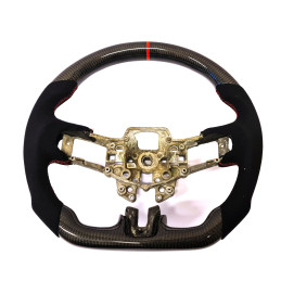 Karbonový volant s alcantarou a červením prošitím